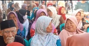 Warga desa Jatimulya, Kecamatan Terisi, Sabar Menanti Menunggu Giliran Pembagian Beras.